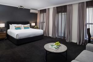 Postel nebo postele na pokoji v ubytování Esplanade Hotel Fremantle - by Rydges