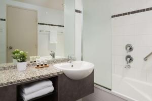 Koupelna v ubytování Esplanade Hotel Fremantle - by Rydges