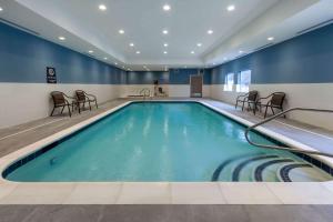 בריכת השחייה שנמצאת ב-La Quinta Inn & Suites by Wyndham Middletown או באזור
