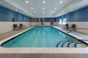 Bazén v ubytování La Quinta Inn & Suites by Wyndham Middletown-Goshen nebo v jeho okolí