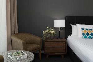 Postel nebo postele na pokoji v ubytování Esplanade Hotel Fremantle - by Rydges