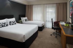Postel nebo postele na pokoji v ubytování Esplanade Hotel Fremantle - by Rydges