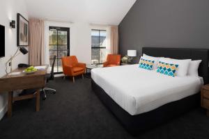 Rúm í herbergi á Esplanade Hotel Fremantle - by Rydges