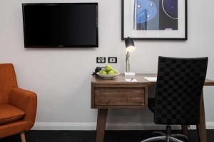 TV a/nebo společenská místnost v ubytování Esplanade Hotel Fremantle - by Rydges