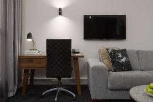 TV a/nebo společenská místnost v ubytování Esplanade Hotel Fremantle - by Rydges