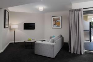 TV a/nebo společenská místnost v ubytování Esplanade Hotel Fremantle - by Rydges
