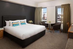 Postel nebo postele na pokoji v ubytování Esplanade Hotel Fremantle - by Rydges