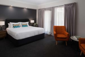 Postel nebo postele na pokoji v ubytování Esplanade Hotel Fremantle - by Rydges