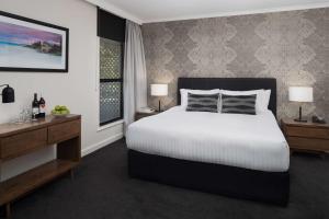 Postel nebo postele na pokoji v ubytování Esplanade Hotel Fremantle - by Rydges