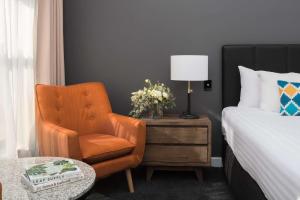 Postel nebo postele na pokoji v ubytování Esplanade Hotel Fremantle - by Rydges