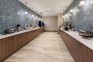 Příslušenství pro přípravu čaje a kávy v ubytování La Quinta Inn & Suites by Wyndham Middletown-Goshen