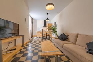 een woonkamer met een bank en een tafel bij New Use Pz España 3 izquierda in Cádiz