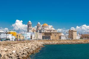 uitzicht op de stad vanuit het water met gebouwen bij New Use Pz España 3 izquierda in Cádiz