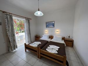 Tempat tidur dalam kamar di Zante Summer Retreats - Marietta's Apartment2 Drosia