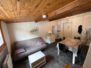 Kleines Zimmer mit einem Bett und einem Tisch in der Unterkunft Appartement en hyper centre in Le Mont-Dore