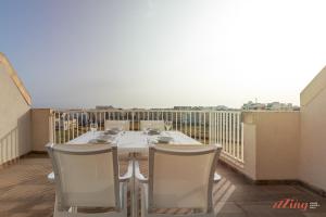 Photo de la galerie de l'établissement Sunny Penthouse wTerrace and Open Views, à San Pawl il-Baħar