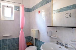Ein Badezimmer in der Unterkunft Angela Apartments new listing