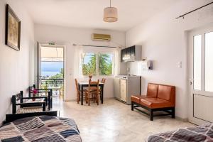 una camera con letto e una cucina con tavolo di Angela Apartments new listing a Marathi