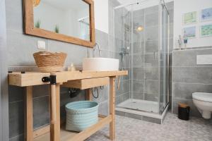 a bathroom with a sink and a shower at Tischlerhaus - Ferienhaus am Schleswiger Dom in Schleswig +18 photos