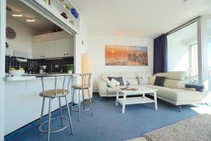 O bucătărie sau chicinetă la Ferienwohnung Schleiloge mit Panoramablick auf die Schlei +28 fotografii