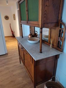 een badkamerbar met een wastafel en een spiegel bij Ría de Navia in Navia