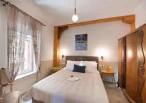 sypialnia z łóżkiem z talerzem w obiekcie Avali Design Suites w mieście Leukada (miasto)