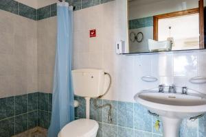 Kúpeľňa v ubytovaní Angela Apartments new listing + 21 fotografií