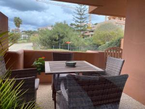 Balkón alebo terasa v ubytovaní Marbella Cabopino golf and beach only Adults