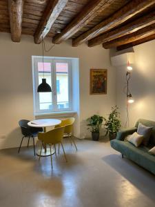 salon ze stołem, krzesłami i kanapą w obiekcie L’atelier di Porta Venezia w Mediolanie