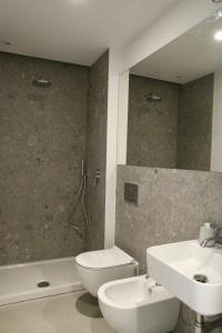 łazienka z toaletą, umywalką i prysznicem w obiekcie L’atelier di Porta Venezia w Mediolanie