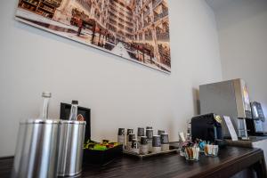 Hotel Excelsior Bari的咖啡和沏茶工具