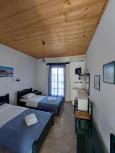 Gallery image of ISALOS ROOMS ON THE BEACH in Serifos Chora