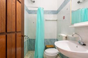 ein Badezimmer mit Toilette und Waschbecken in der Unterkunft Angela Apartments new listing in Marathi
