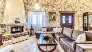 Posezení v ubytování Zante Poolside Paradise - La Vite Stone Villa + 37 fotografií