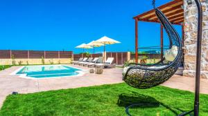 Bazén v ubytování Zante Poolside Paradise - La Vite Stone Villa nebo v jeho okolí