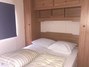 a bunk bed with two pillows in a bedroom at Chalet K2 op de Holle Poarte te Makkum in Makkum