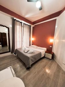 ローマにあるNova Roma Guest Houseのベッドルーム1室(ベッド1台、タオル2枚付)