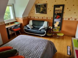 杜阿爾訥內的住宿－TiNat chambre，一间卧室配有一张床、一把椅子和镜子