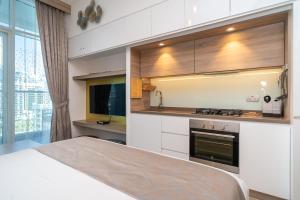 Kuchyň nebo kuchyňský kout v ubytování HiGuests - Designer Studio in Dubai Marina With Amazing Views