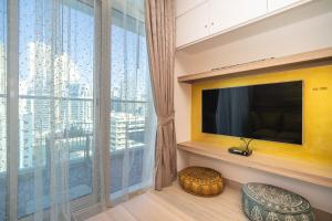 Televiisor ja/või meelelahutuskeskus majutusasutuses HiGuests - Designer Studio in Dubai Marina With Amazing Views