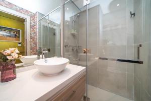 Vannituba majutusasutuses HiGuests - Designer Studio in Dubai Marina With Amazing Views