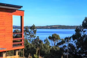 een gebouw met uitzicht op een meer bij Hotel y Cabañas Terrazas Vista al Mar hct in Ancud