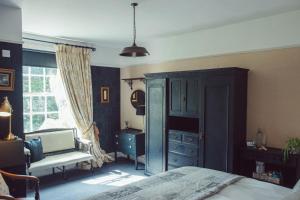 1 dormitorio con 1 cama, vestidor y ventana en Traditional 18th Century Farmhouse in Streatley, en Streatley