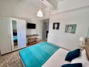 1 dormitorio con 1 cama y TV. en Golden Key apartments en La Canea