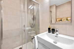 Ένα μπάνιο στο Apartments Karla & Jakov +49 φωτογραφίες