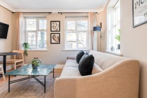 uma sala de estar com um sofá e uma mesa em Be London - Covent Garden Residences em Londres