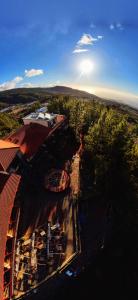 uma vista superior de um edifício com árvores e o sol em Hotel Spa Villalba em Vilaflor