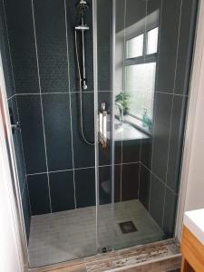 Ванна кімната в Bungalow fully renovated 2022 close to slob lands and beach