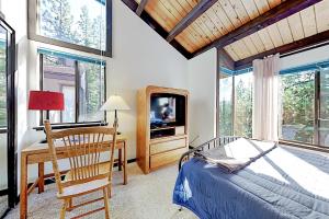 um quarto com uma cama, uma secretária e janelas em Chalet Court Manor em Zephyr Cove