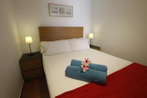 Un dormitorio con una cama con dos almohadas encima. en El Mijo Alojamiento, en Tías